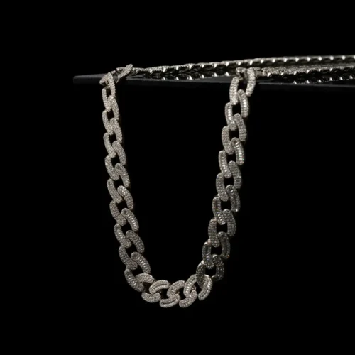 Zircon Radiance: An Oval-Link Chain